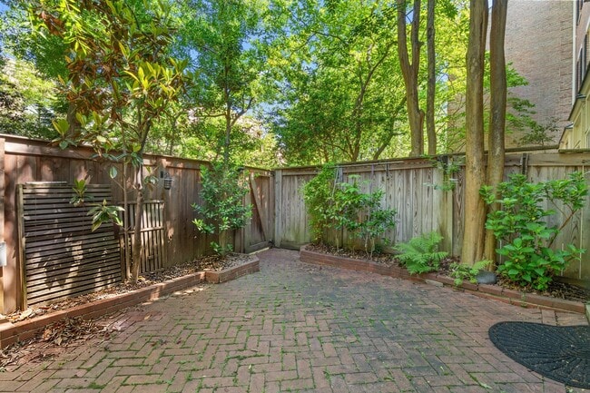 Building Photo - 4422 Westover Pl NW