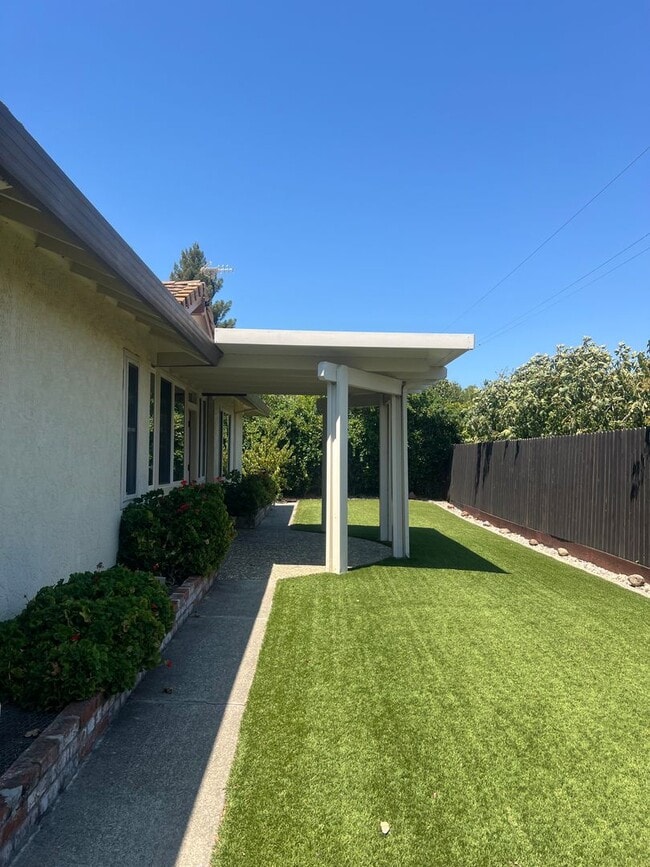 Building Photo - 142 Hillview Dr