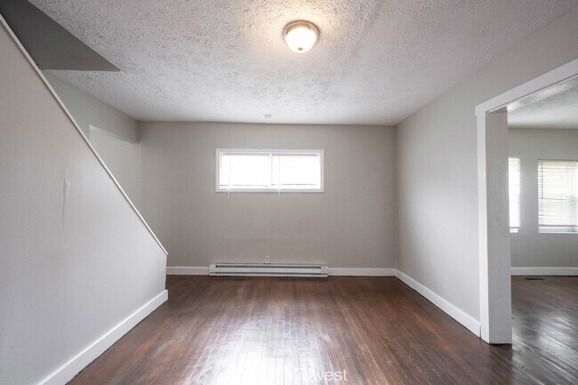 Building Photo - Charming 3-Bedroom Duplex with 2 Full Bath...