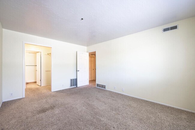 Building Photo - Top Floor Condo Near Bus Line
