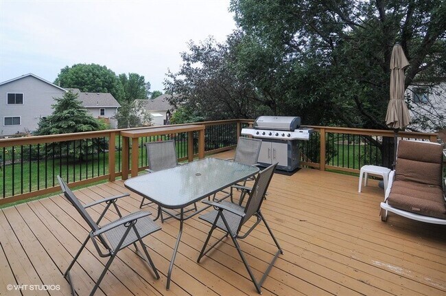 Building Photo - Spacious 5BR Home on Cul-de-Sac – Available June 1