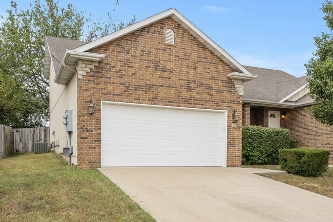 Building Photo - 717-719 E Watermill Cir