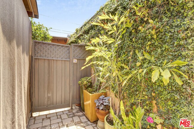 Building Photo - 1138 1\2 N Poinsettia Pl