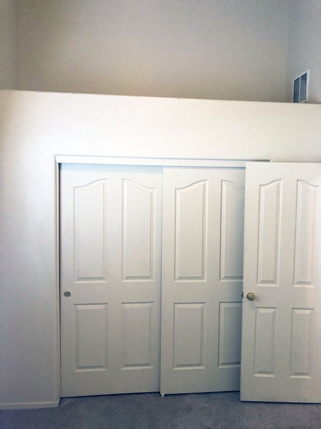 Building Photo - SPACIOUS 4 BED, 2 BATH HOME LOCATED NEAR B...
