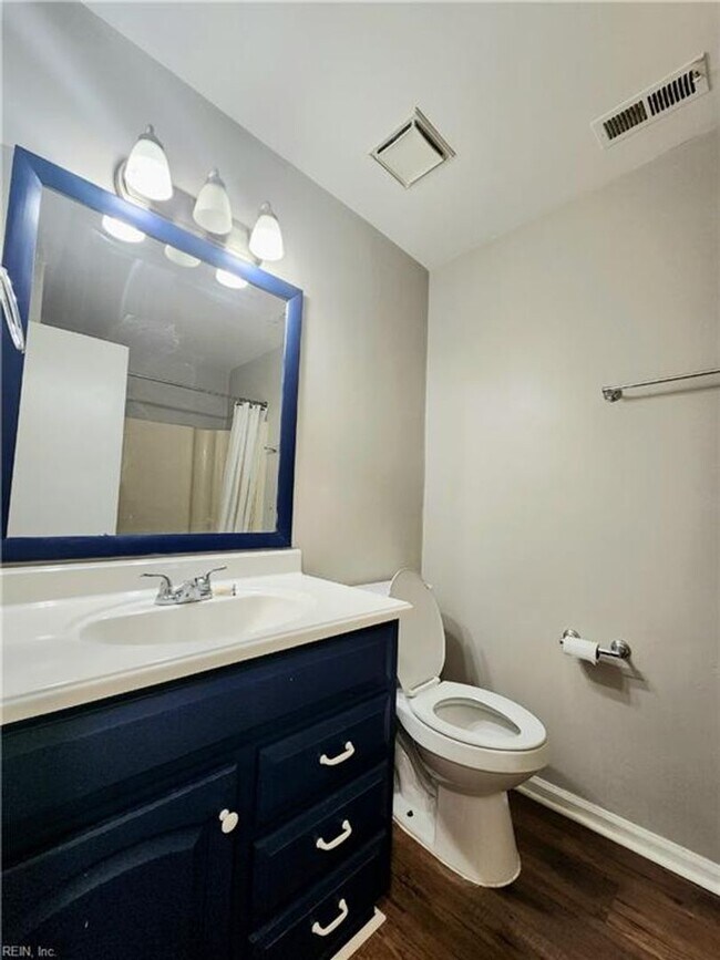 Building Photo - Updated and charming townhouse in heart of...