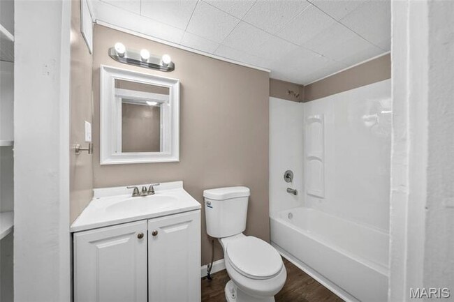 Building Photo - Completely remodeled and move-in ready!