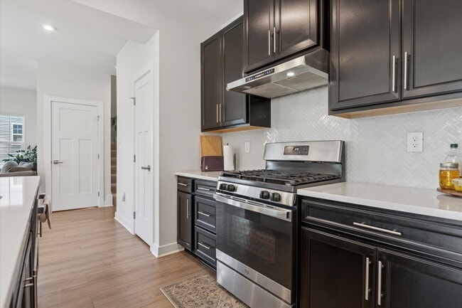 Building Photo - Beautifully Upgraded 4B/3.5B Home with Dec...