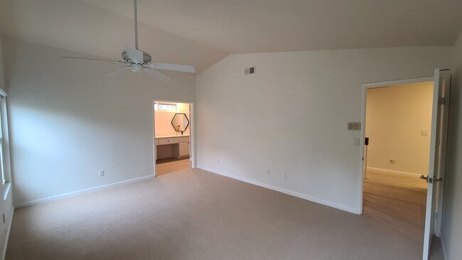 Building Photo - Amazing 4 Bedroom Home with Pool across from Cowls Mt