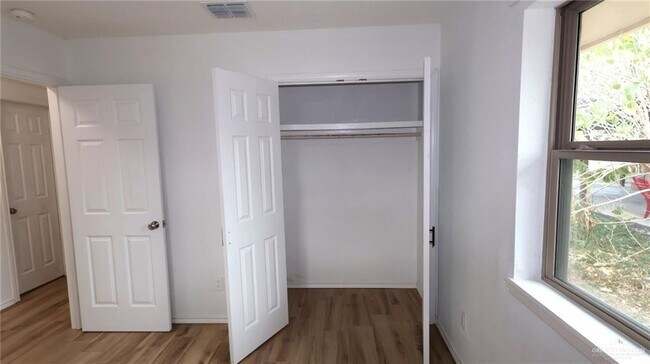 Building Photo - 807 S 21st Ave