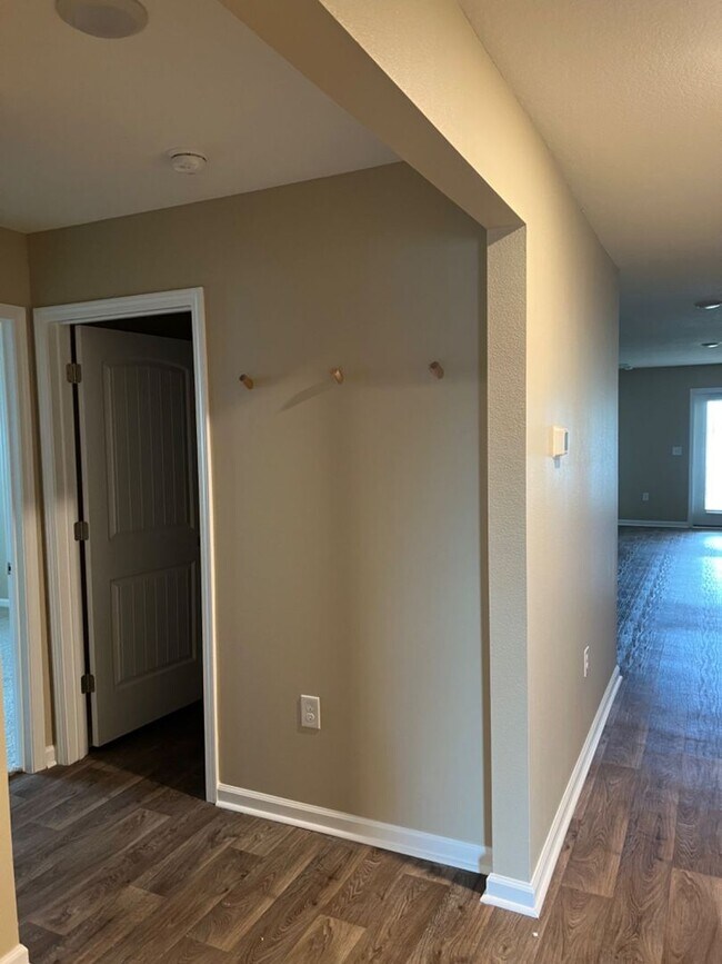 Building Photo - Spacious Modern Home in a Quiet Community!