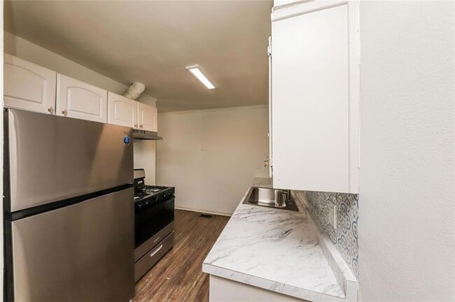 Building Photo - 210 Oak Dr SE