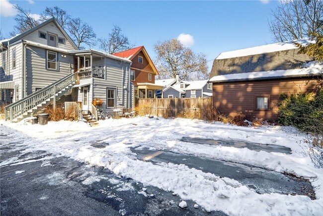 Building Photo - 607 N Cayuga St