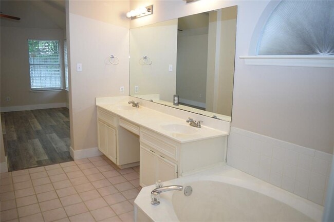 Building Photo - 3810 Newland Dr