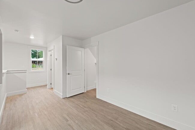 Building Photo - Like New! 2 bedroom 2 bathroom cottage sty...