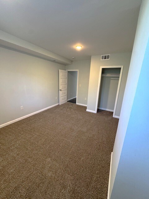 Building Photo - 2402 Lakeview Ave