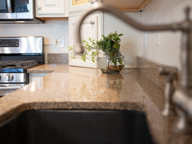 Building Photo - 82 Camelot Dr