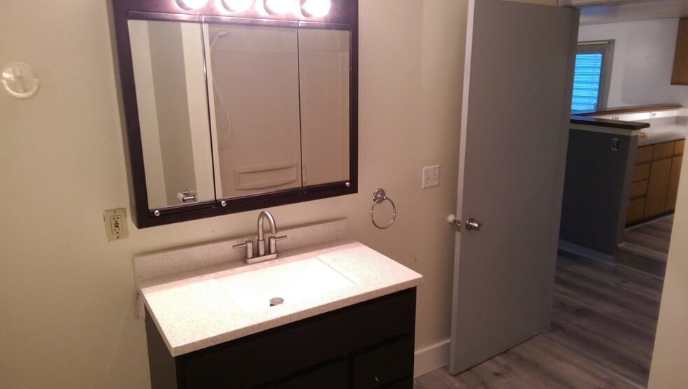 Building Photo - 3267 N Bartlett Ave