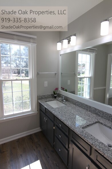Master Bathroom - 8608 Manns Loop Rd
