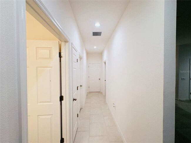 Building Photo - 1568 Sky Lks Dr