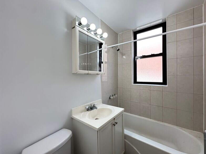 Building Photo - 2737 N Spaulding Ave