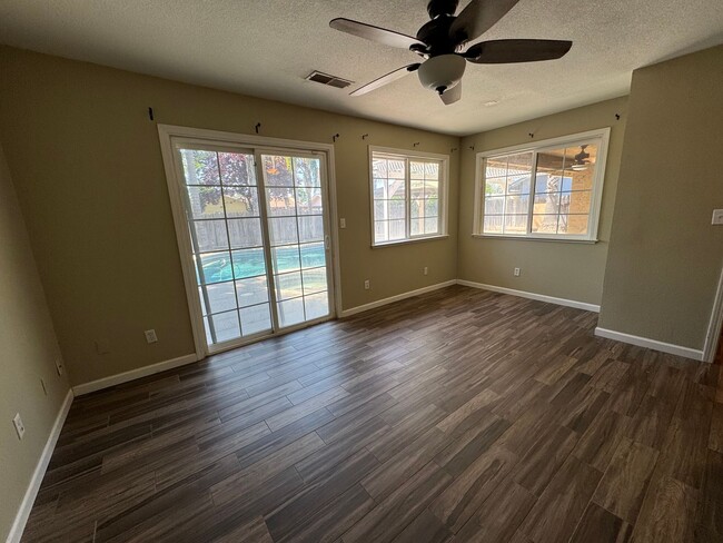 Building Photo - 4 bdrm 2 bath house on quiet cul -de-sac w...