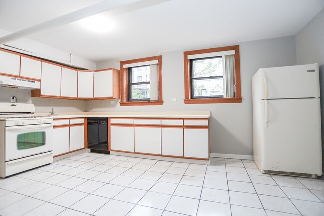 Building Photo - 1318 W Foster Ave