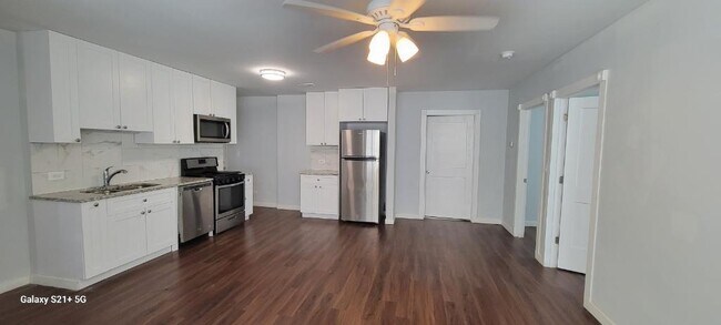 Building Photo - 7441 N Rogers Ave