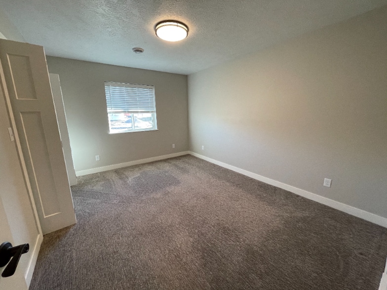 Building Photo - 2912 Sportsmans Dr