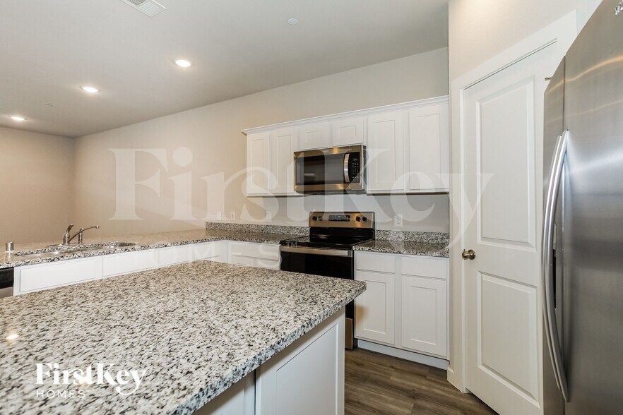 Building Photo - 619 Ava Trl