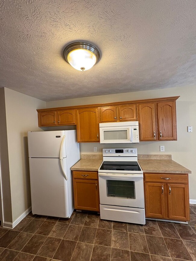 Building Photo - Nice home awaiting you to call home today- close to shopping and dining