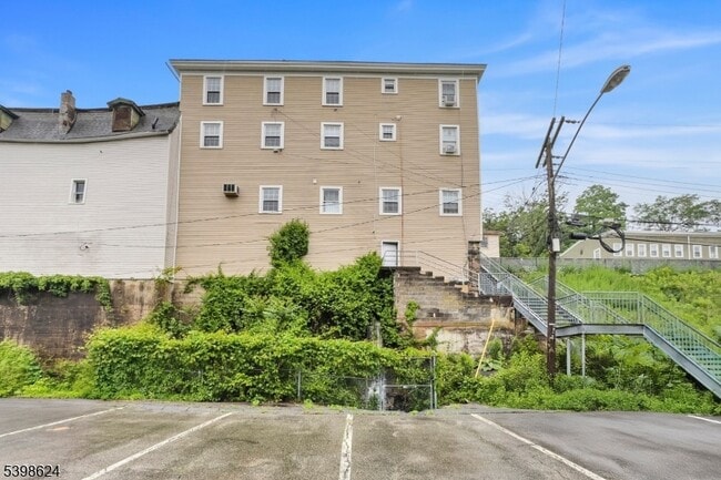 Building Photo - 1000 Main St