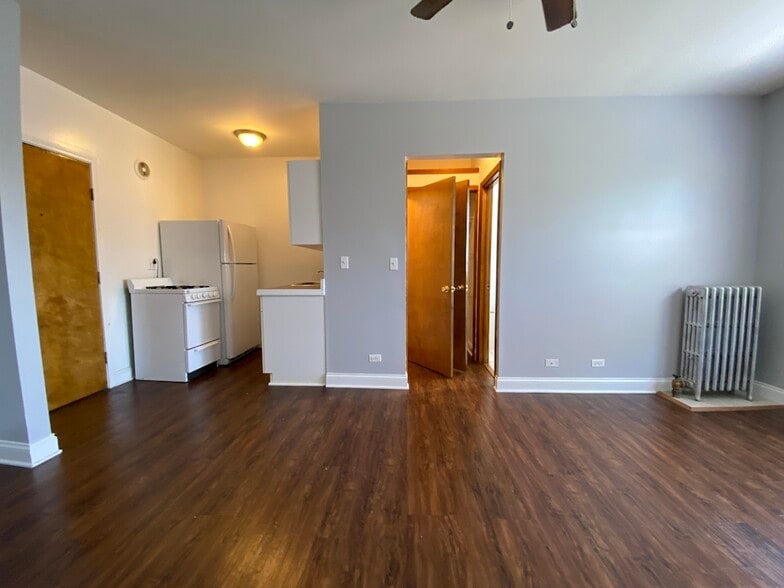 Building Photo - 4031 N Kenmore Ave