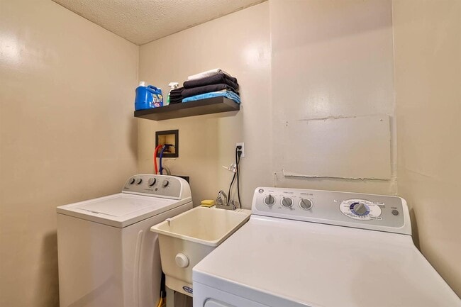 Building Photo - 142 4th Ave