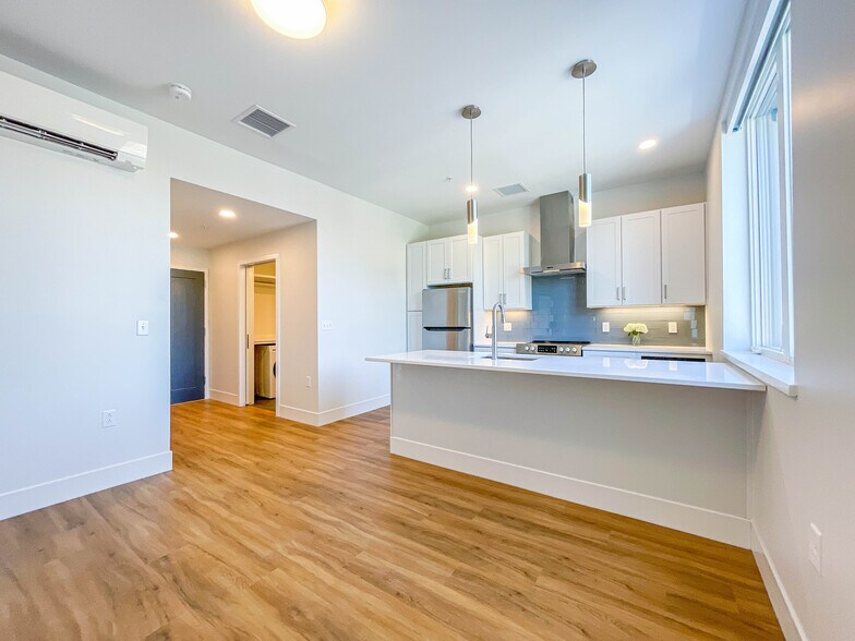 Building Photo - 5 India St