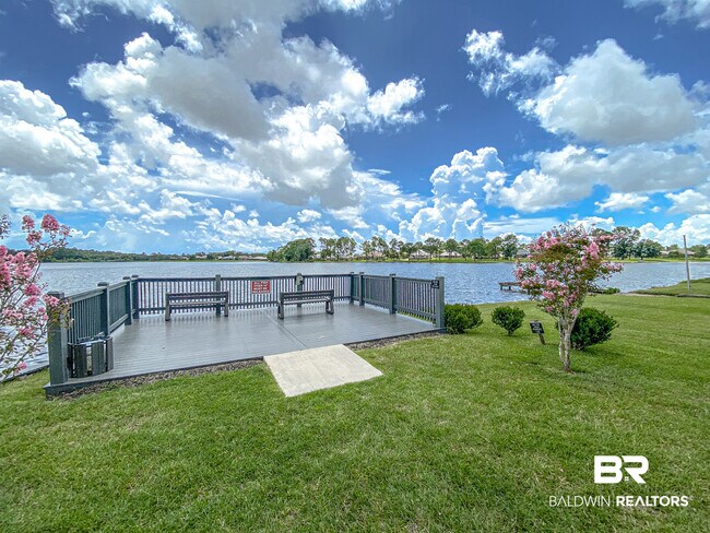 Building Photo - 10078 Lakeview Dr