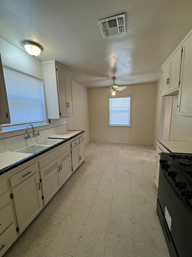 Building Photo - Spacious home near Bakersfield College!