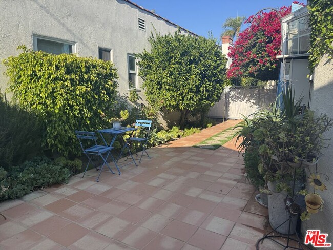Building Photo - 1155 S La Jolla Ave