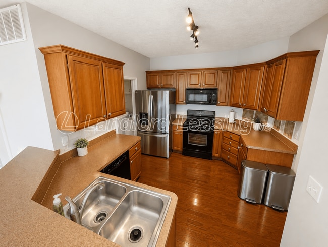 Building Photo - Avon Lake 3-Bedroom Condo with Pool, Tennis Courts & Lawn Care Included