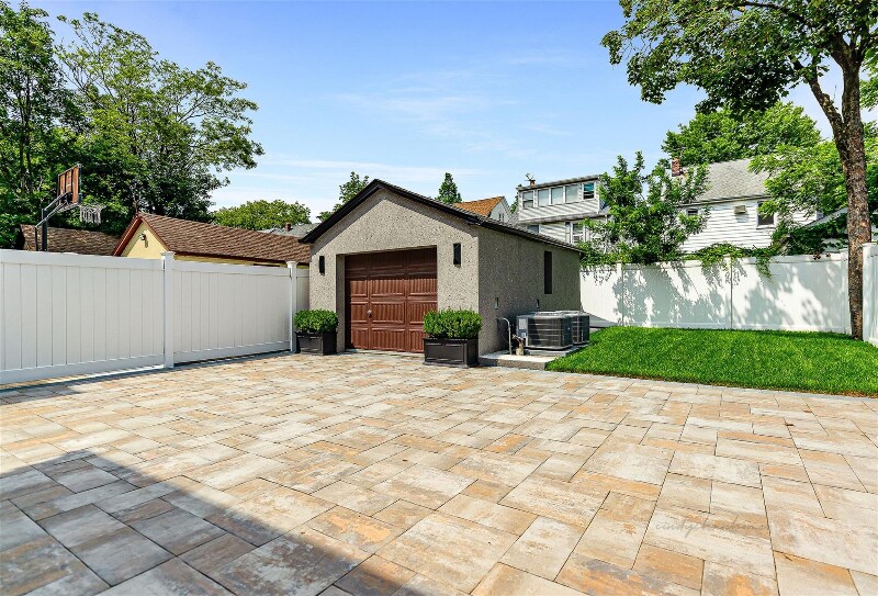 Building Photo - 71-31 Loubet St