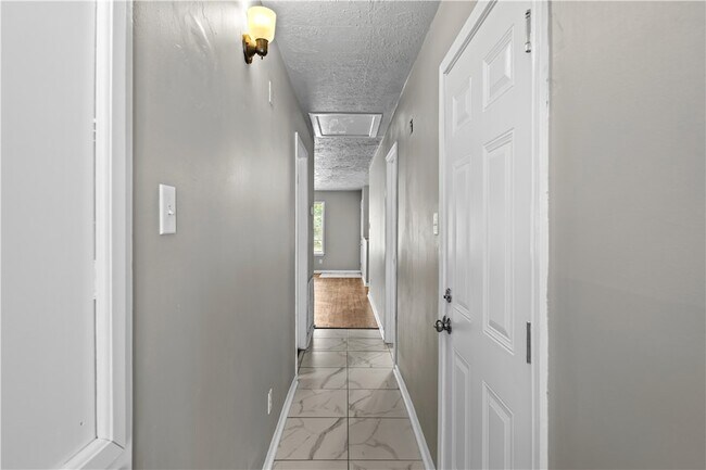 Building Photo - 1419 Hillside Dr