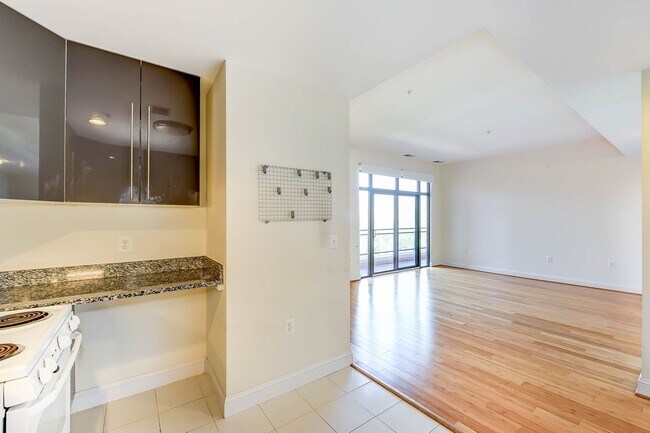 Building Photo - Gorgeous 2 Bedroom Penthouse in River Place South!