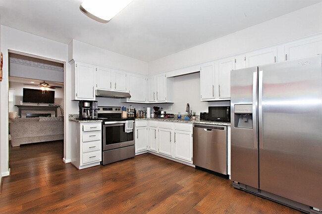 Building Photo - Spacious Williamsburg Townhome with Modern...