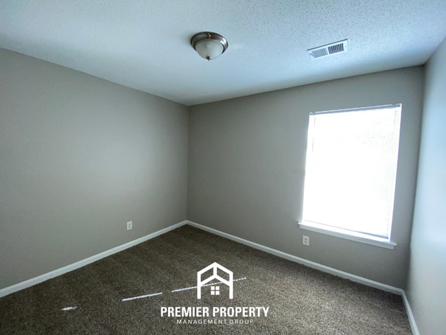 Building Photo - 4870 Royal Run Dr