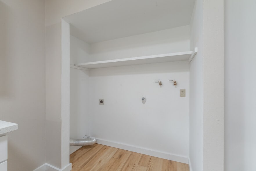 Building Photo - 110 SW Fleishauer Ln