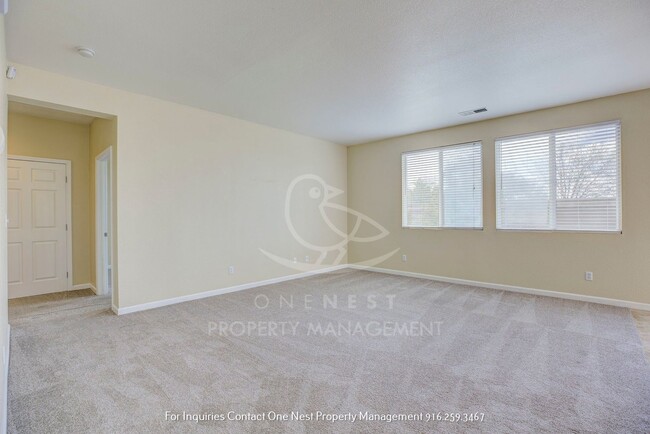 Building Photo - Beautifully maintained 4 bedroom 2 bath home!