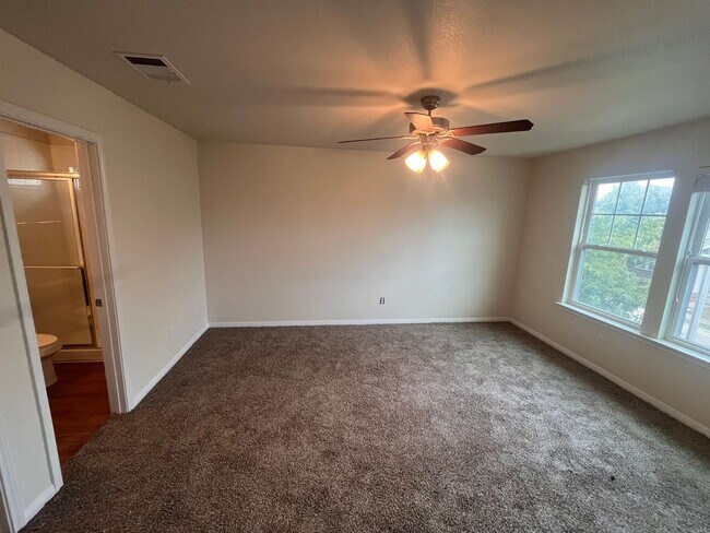 Building Photo - Blanco Vista 3 bed 2.5 bath