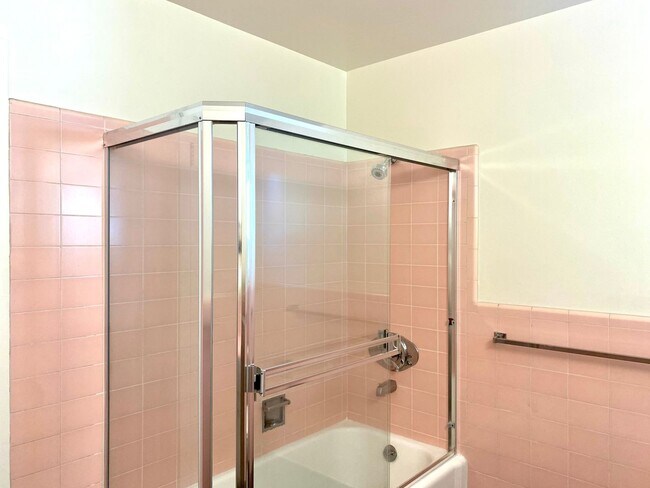 Building Photo - Immaculate 1BR/1BA! Downtown San Anselmo! Parking! Laundry! PROGRESSIVE