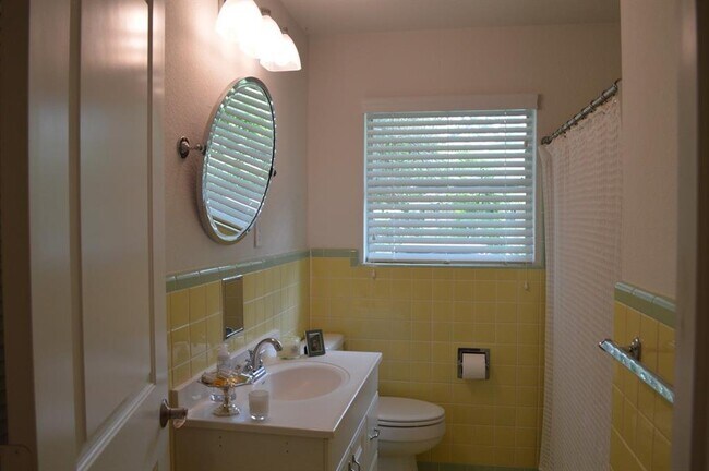 Building Photo - 1744 Pine Village Dr