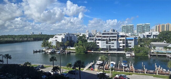 Building Photo - 400 Kings Point Dr