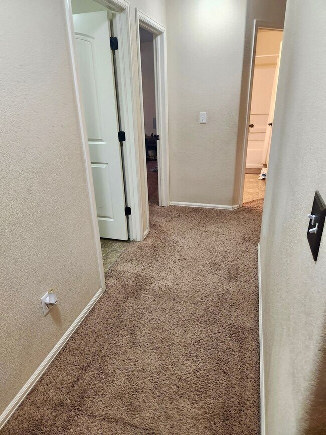 Building Photo - Gorgeous 3 bed/2.5 bath home with 3-CAR TANDEM GARAGE in Painted Sky